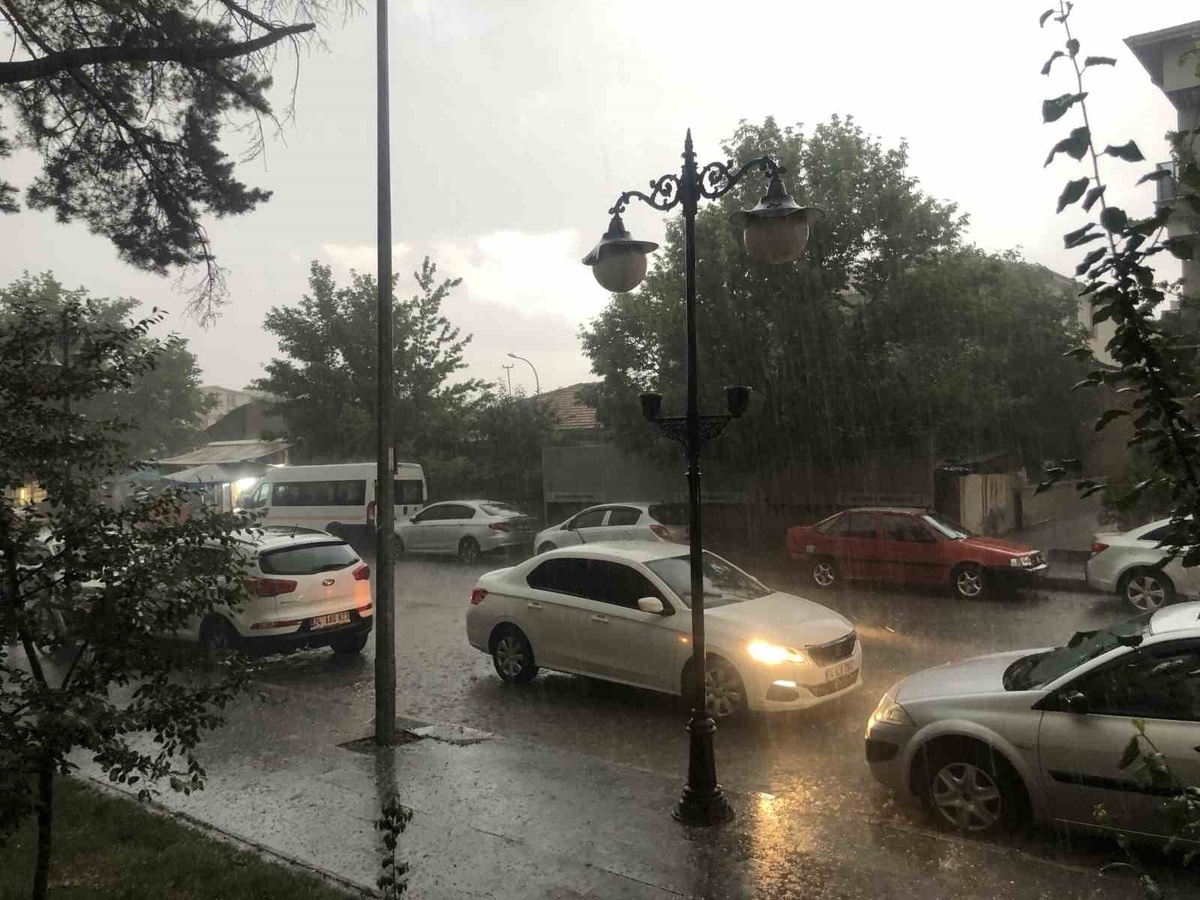 Erzincan'da fındık büyüklüğündeki dolu kent merkezinde zor anlar yaşattı