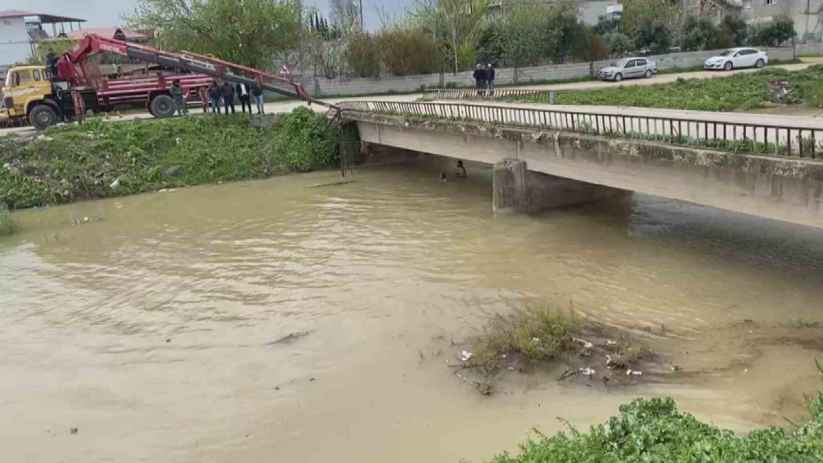Hatay Kumlu'da dereye uçan sürücünün kızı, tabelasız yolda 5 kaza olduğunu söyledi