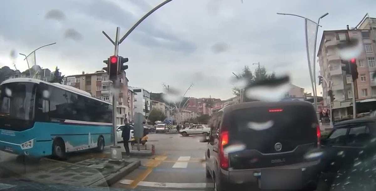 Tokat'ta ambulansa yol vermeyen sürücü, diğer sürücülerin uyarısıyla kenara çekildi