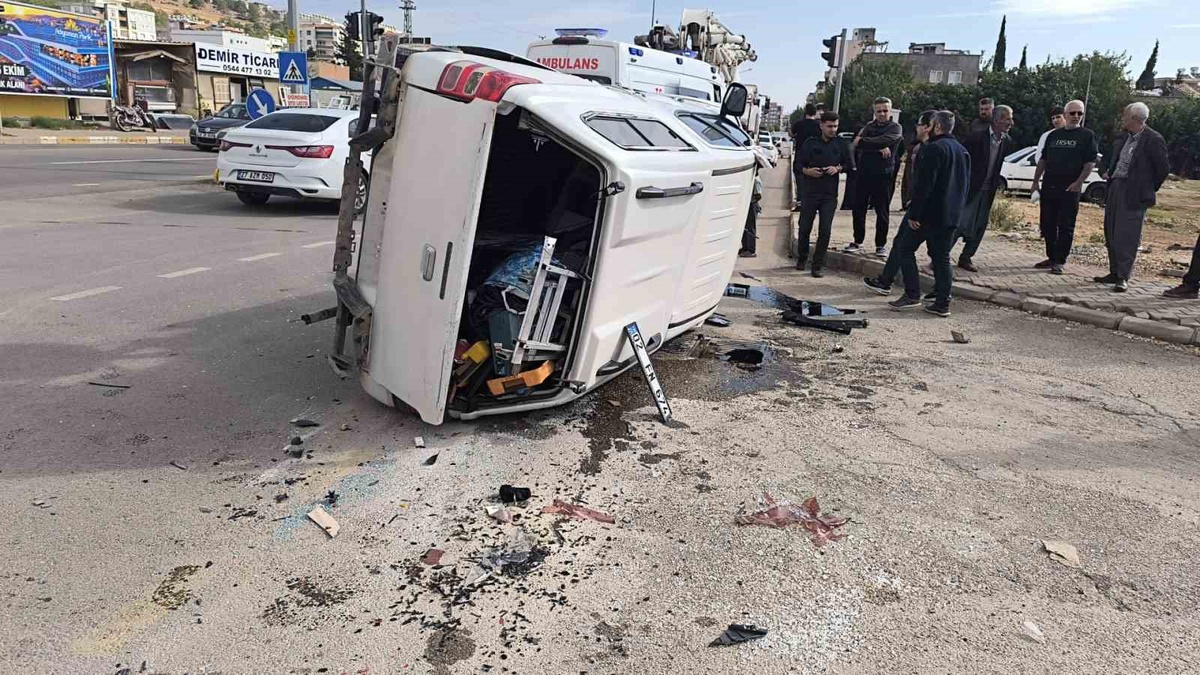 Adıyaman'da otomobil ile kamyonet çarpıştı, 4 aylık bebek dahil 3 kişi yaralandı