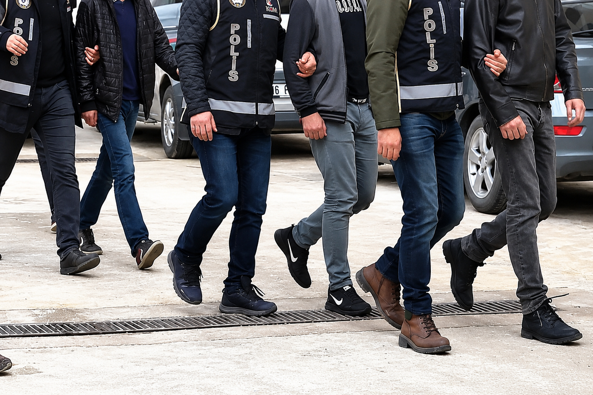 Kripto dolandırıcılığından aranan şüphelinin 3 koruması İstanbul'da gözaltına alındı