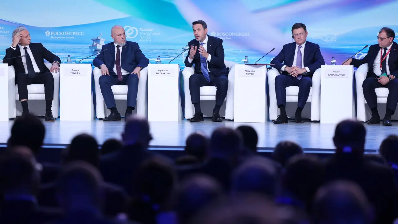 Bakan Bayraktar Rusya Enerji Haftası’nda: Kapasiteleri etkin kullanmalıyız