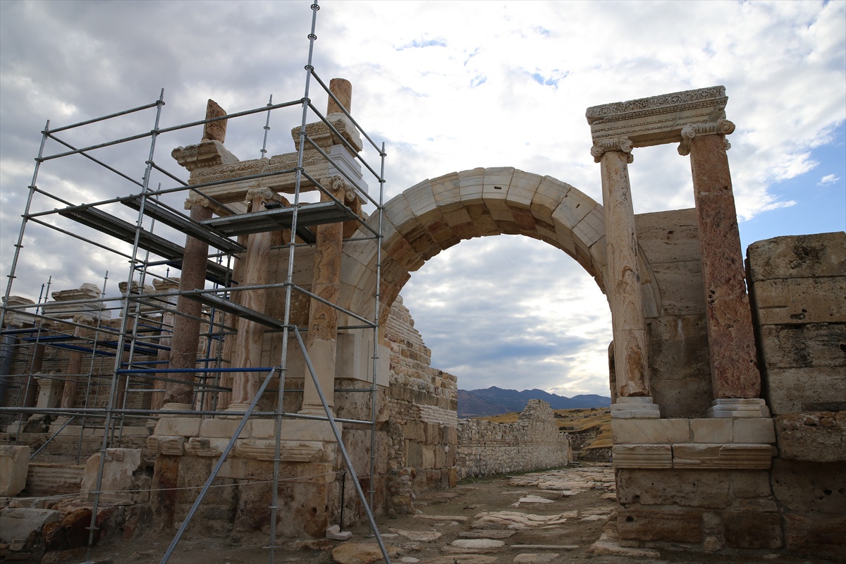 Denizli'de Tripolis antik kentindeki anıtsal çeşme 400 taş blokla restore ediliyor