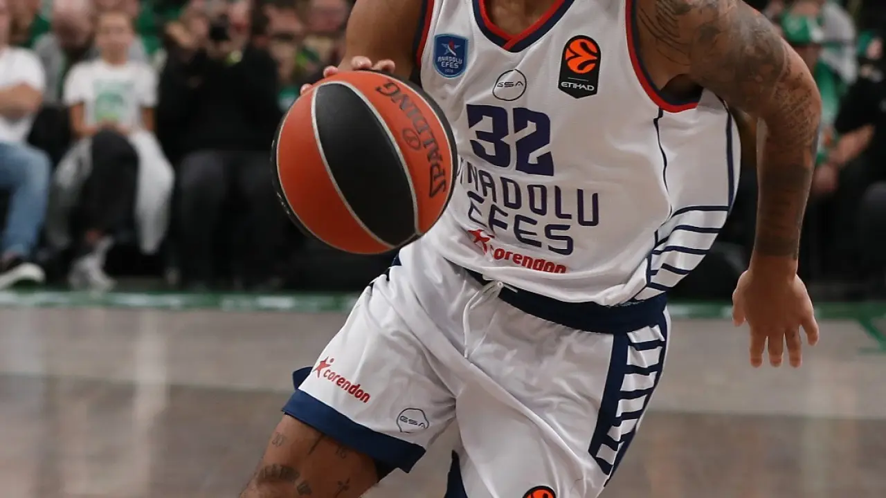 Anadolu Efes, Zalgiris'i 15 sayıyla yıktı