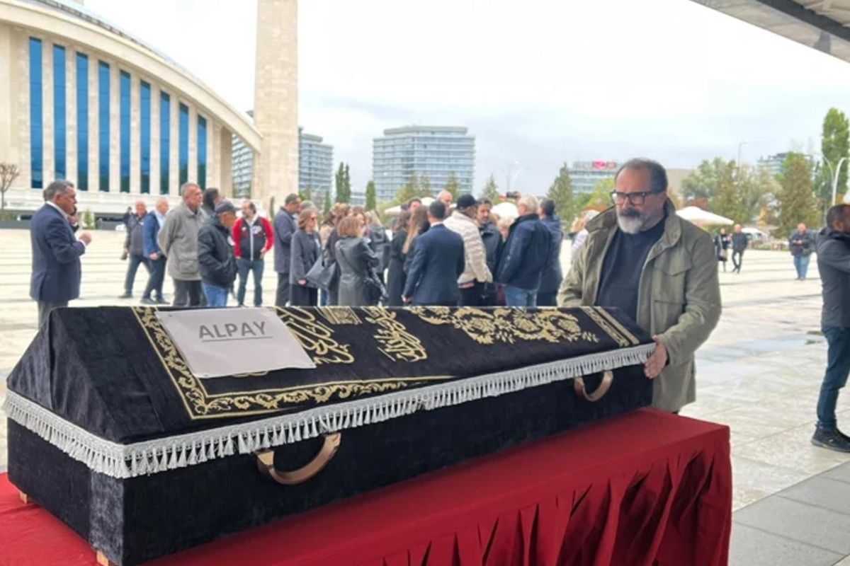 Usta sanatçı Alpay son yolculuğuna uğurlandı