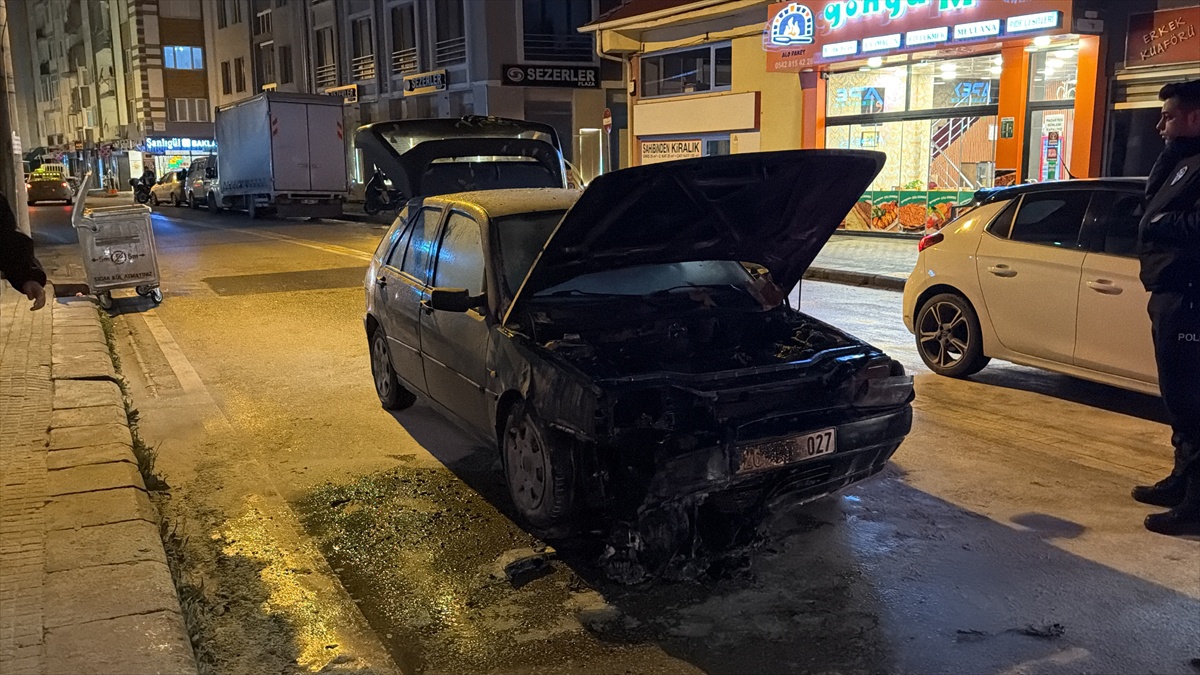 Eskişehir Tepebaşı'nda seyir halindeki otomobil alev alarak kullanılamaz hale geldi