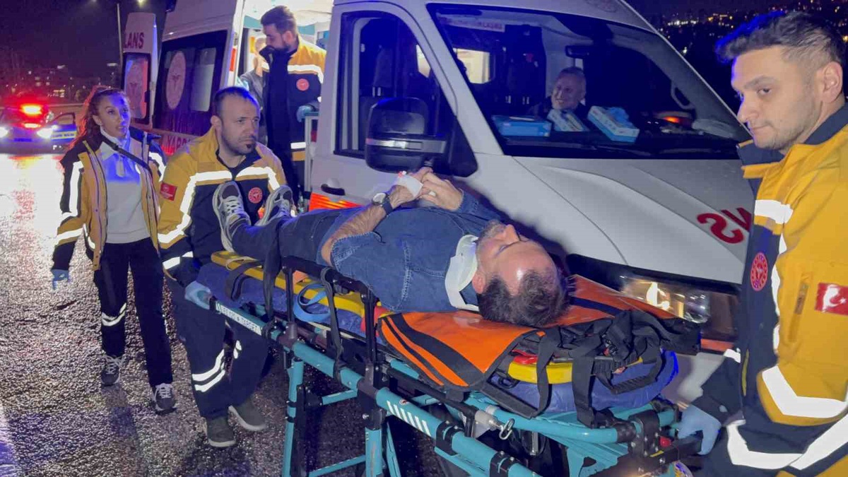 Samsun Canik'te kontrolden çıkan otomobil orta refüje çıktı, 2 kişi yaralandı