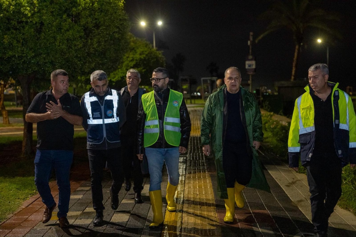 Mersin'de sağanak su taşkınlarına yol açtı, Mezitli ve Akdeniz ekipleri müdahale etti