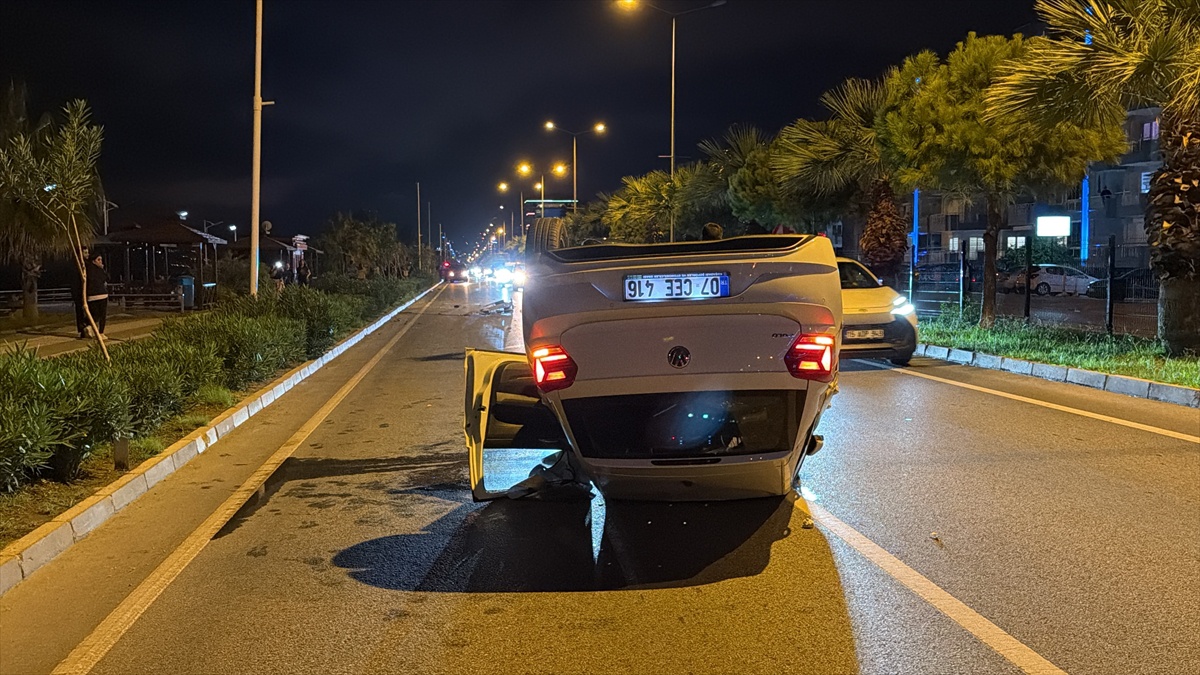 Antalya Alanya'da iki otomobil çarpıştı, 2 kişi yaralandı; birinin durumu ciddi