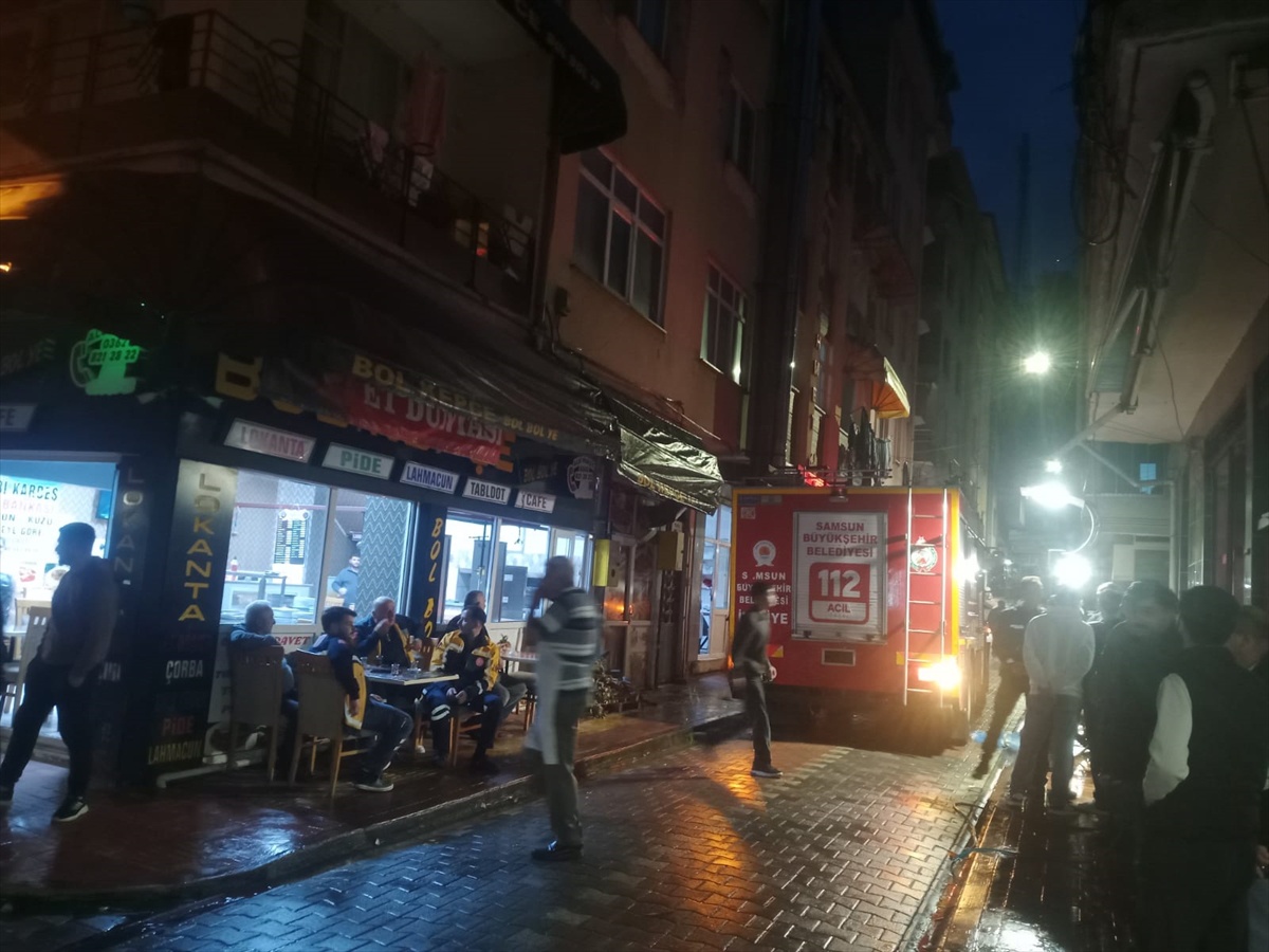 Samsun Salıpazarı'nda iş yerinin bacasındaki yangın itfaiyece söndürüldü