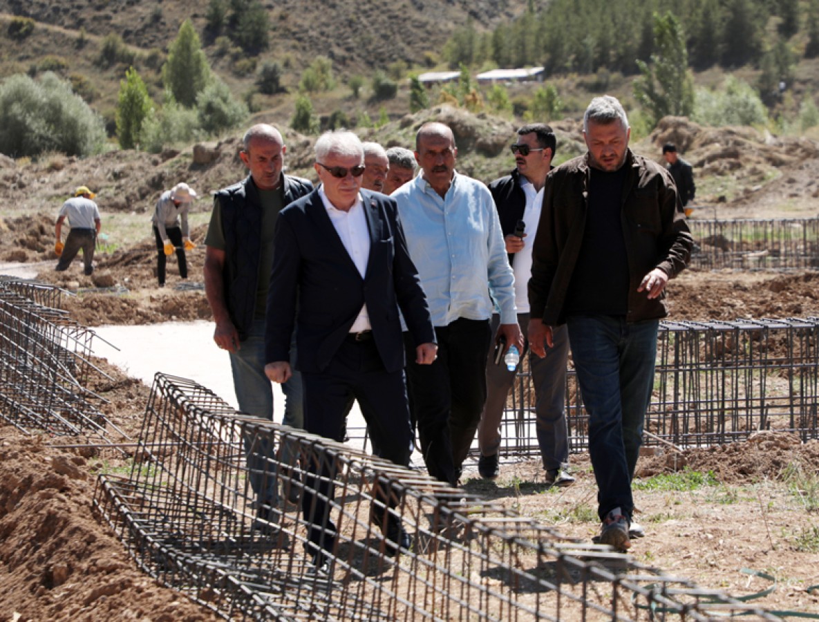 [BELEDIYE · Bayburt] BELEDİYE BAŞKANIMIZ ÇALIŞMA ALANLARINI YERİNDE İNC... Belediye Başkanımız Sayın Mete Memiş, devam eden belediyemiz çalışmalarını sahada inceleyerek yetkililerden bilgi aldı. İncelemelerine Zahit Mahallesi Sahilyolu Sokak ve Şehzade Sokak’ta başlayan... 10 Eylül 2026