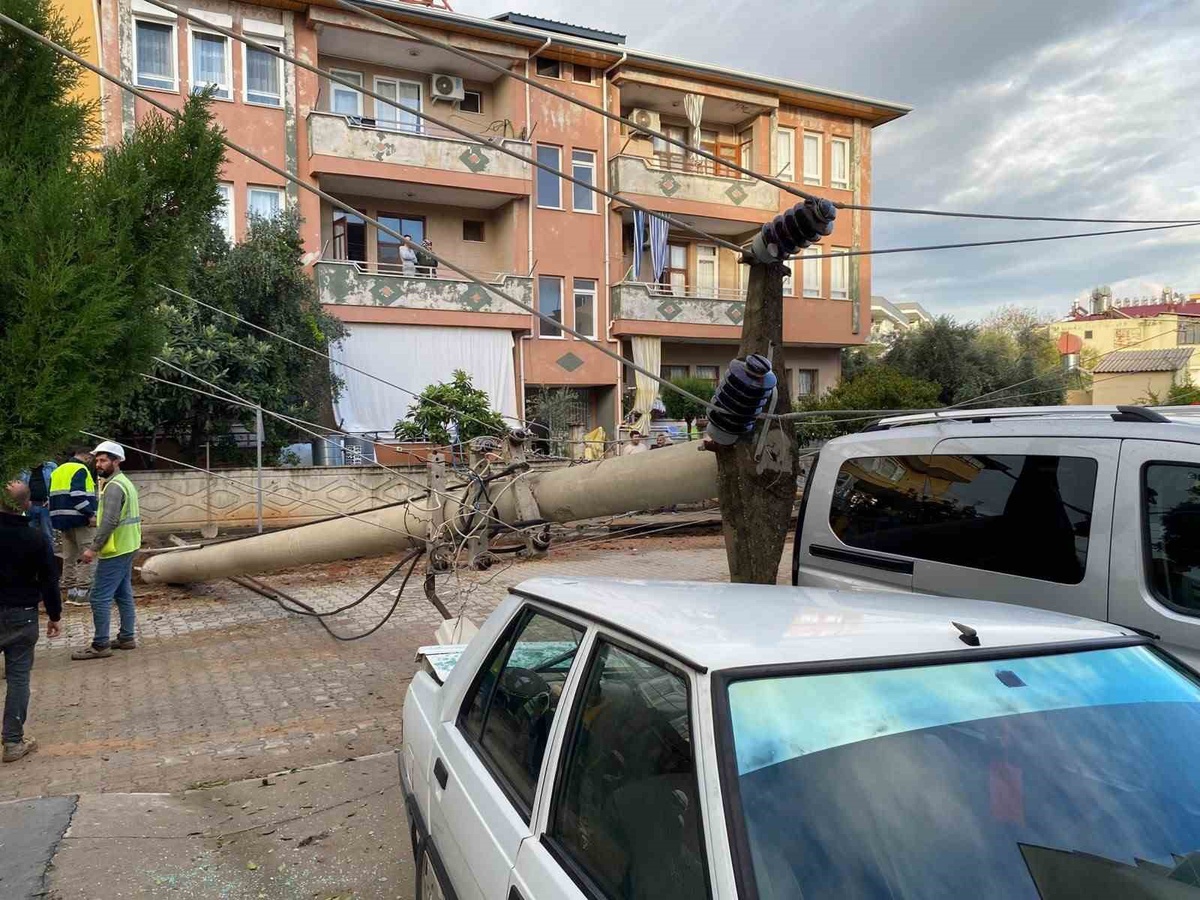 Antalya Gazipaşa'da devrilen elektrik direği park halindeki otomobile düştü