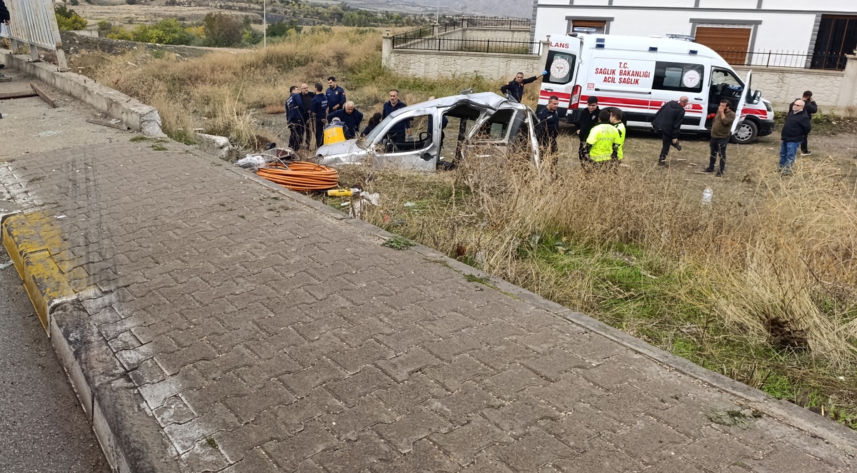 Sivas Suşehri'nde hafif ticari araç şarampole devrildi, 3'ü ağır 5 kişi yaralandı