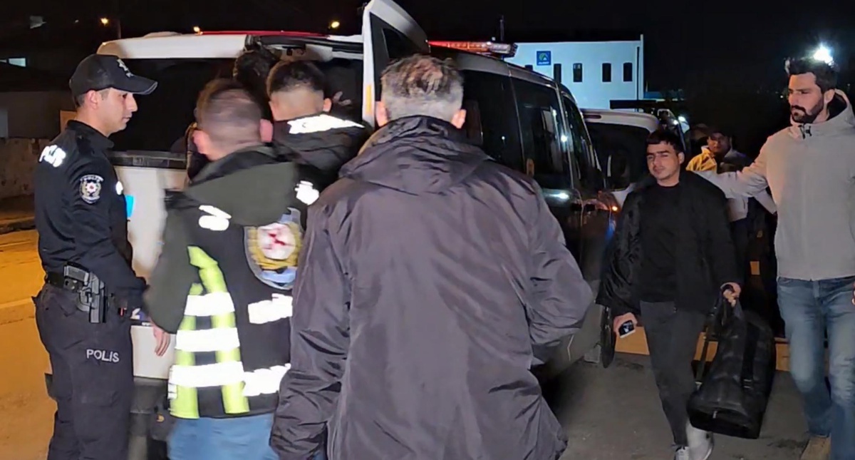 Edirne'de çalıntı ihbarlı araçta 7 kaçak göçmen yakalandı, sürücü gözaltına alındı