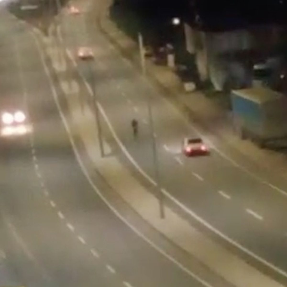 Artvin Hopa'da sahil yolunda yürüyen kişi araç altında kalmaktan son anda kurtuldu