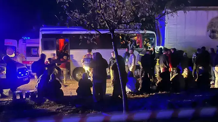 Isparta'da feci kaza! Tarım işçilerini taşıyan midibüs ile TIR çarpıştı: 17 yaralı