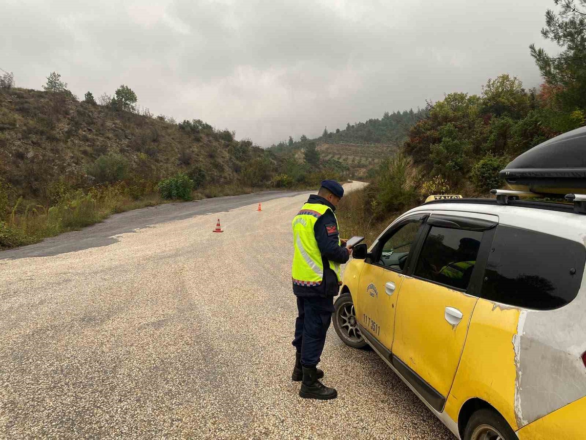 Bilecik'te 20 noktadaki jandarma denetiminde aranan 4 şahıs yakalandı
