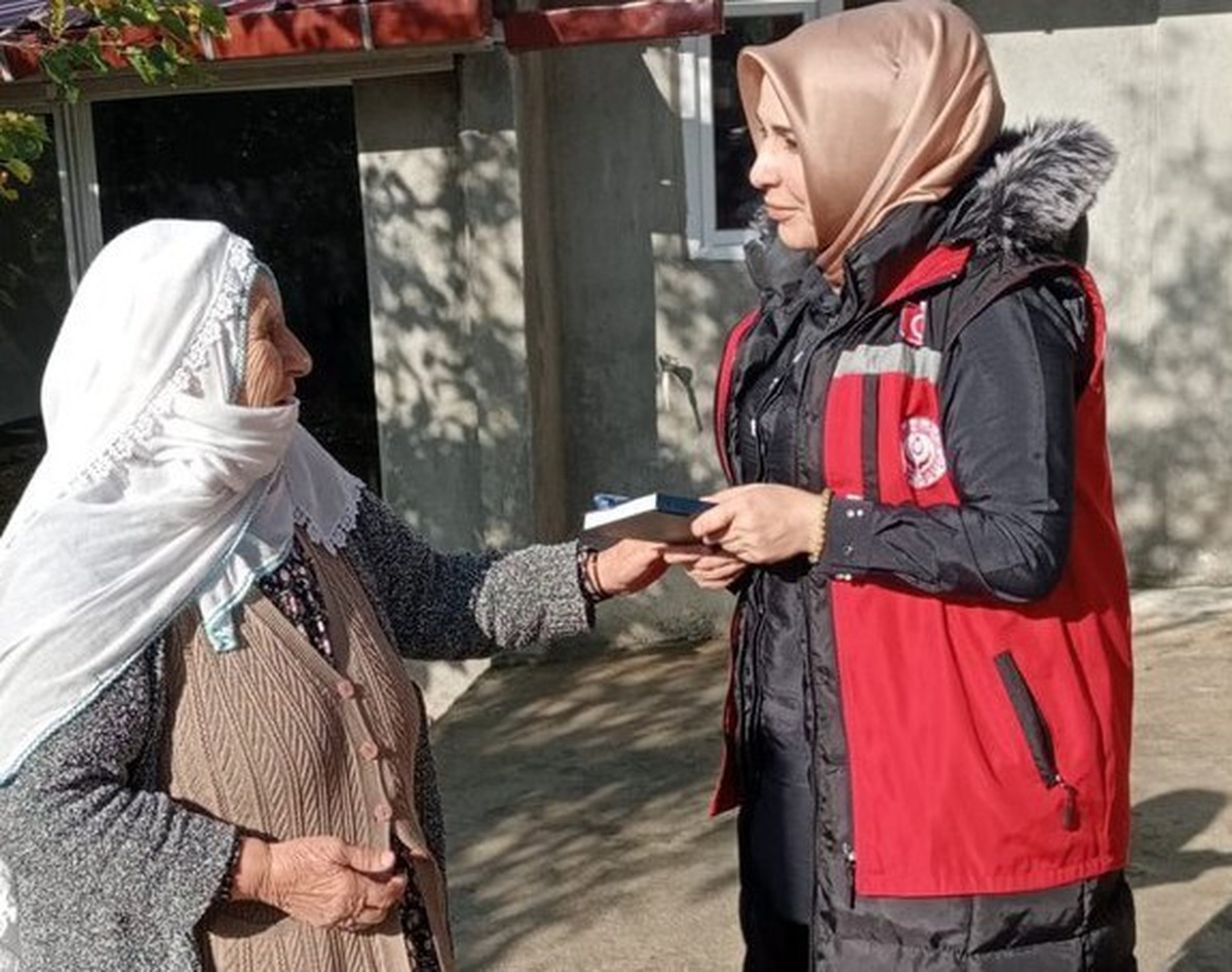 Erzurum'da psikososyal destek ekipleri yaşlıları evlerinde ziyaret ediyor