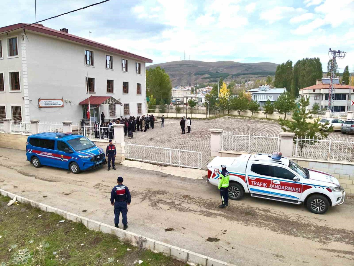 Bayburt Demirözü'ne bağlı Gökçedere'de jandarma okul çevresinde devriye yaptı