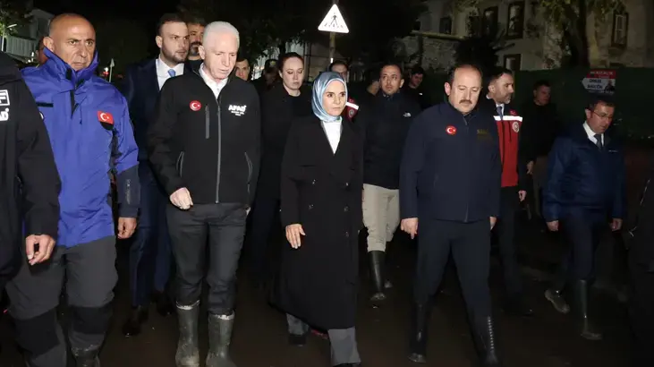 Bakan Göktaş, selden etkilenen Ayazağa'da! '212 personelimiz, 39 araçla sürekli sahadayız'