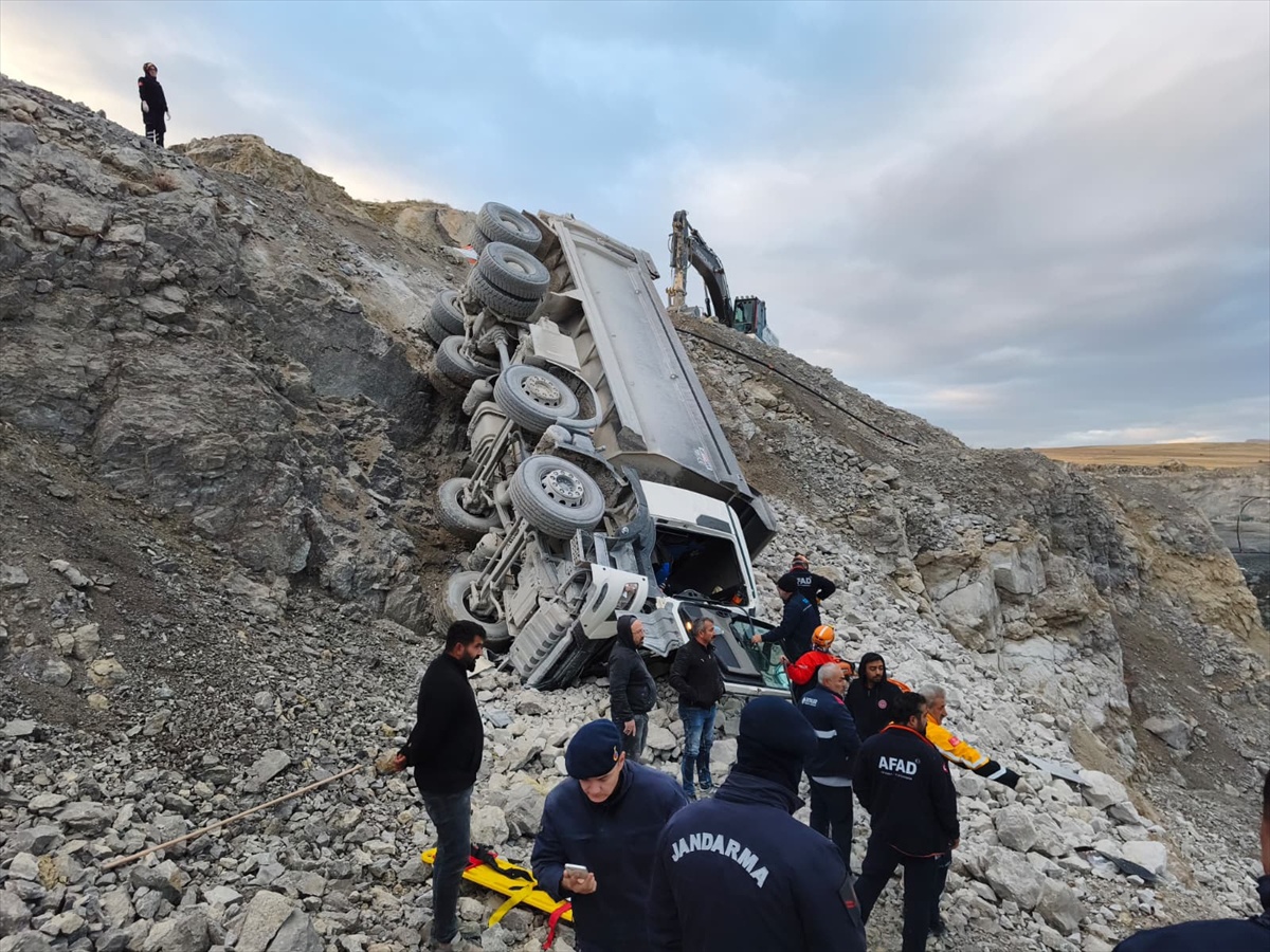 Sivas Ulaş'ta taş ocağında kamyon devrildi, sürücü yaralı kurtarıldı