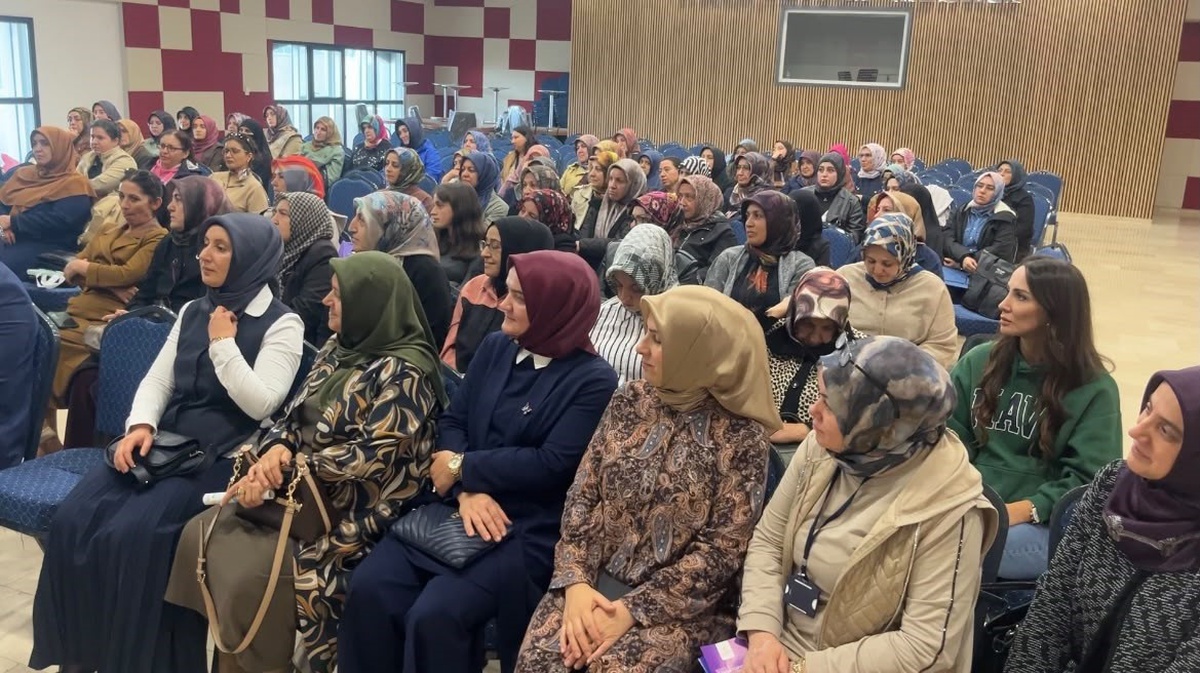 Sivas'ta kursiyerlere erken teşhis semineri verildi, rahim ağzı kanseri anlatıldı