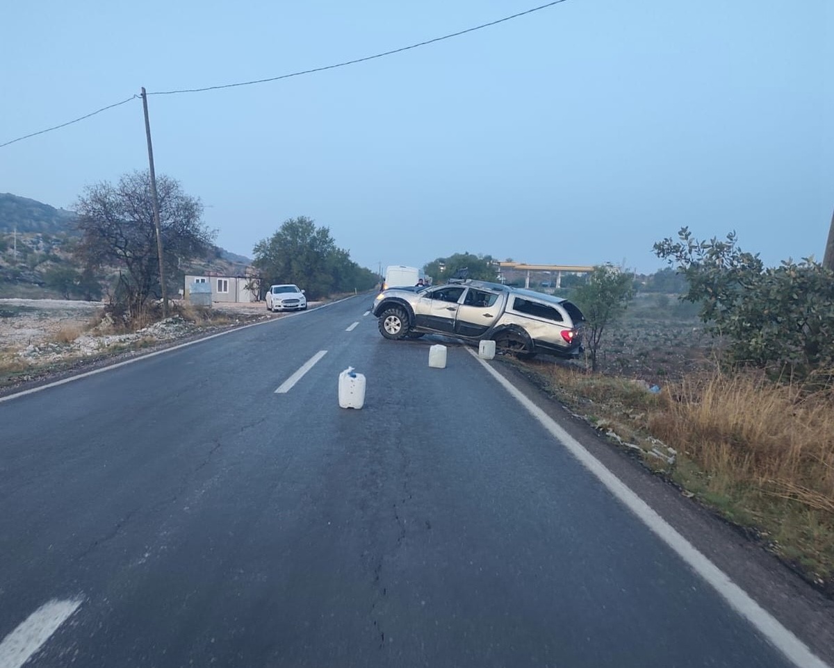 Diyarbakır Çermik'te kaygan yolda takla atan pikabın sürücüsü yaralandı