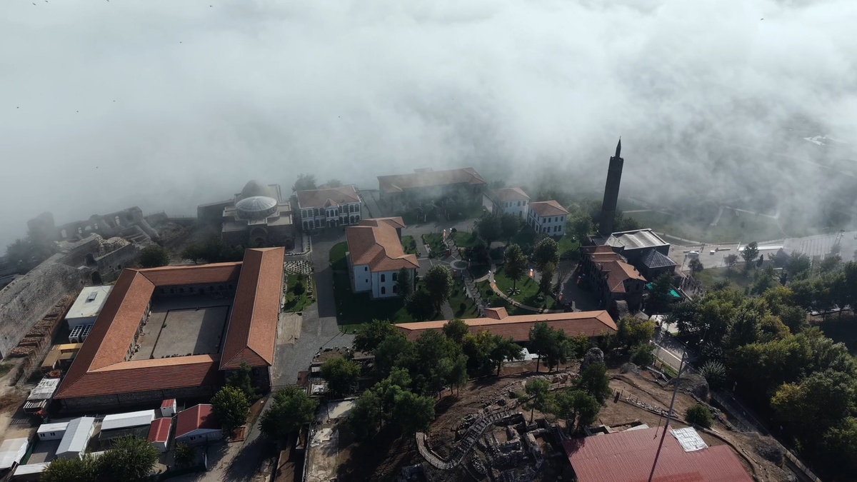 Diyarbakır Sur'da sabah sisi tarihi mekanları kapladı, görüntüler dronla alındı