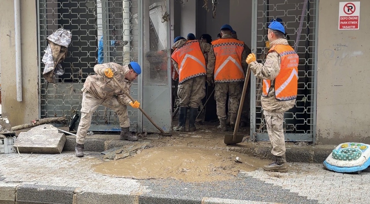 Sarıyer Ayazağa'da sel izleri jandarma ve AFAD gönüllüleriyle siliniyor