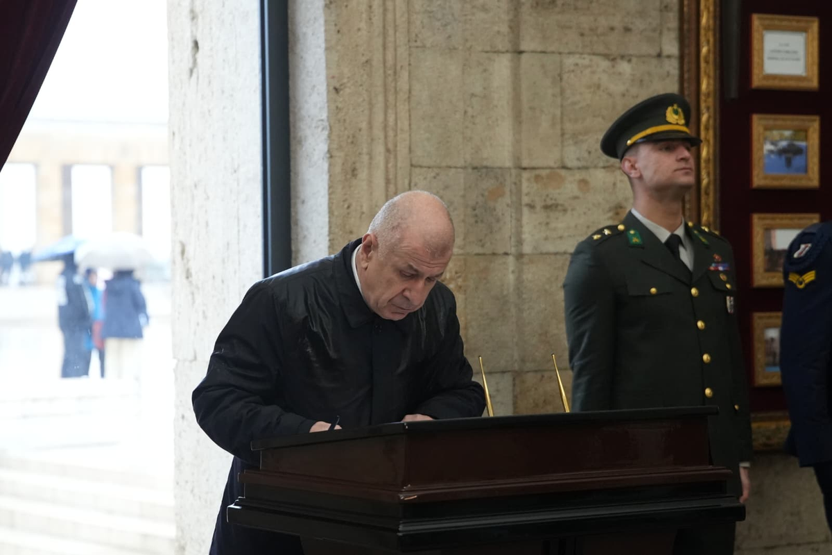 Zafer Partisi Genel Başkanı Özdağ, Gençlik Kollarıyla Anıtkabir'i ziyaret etti