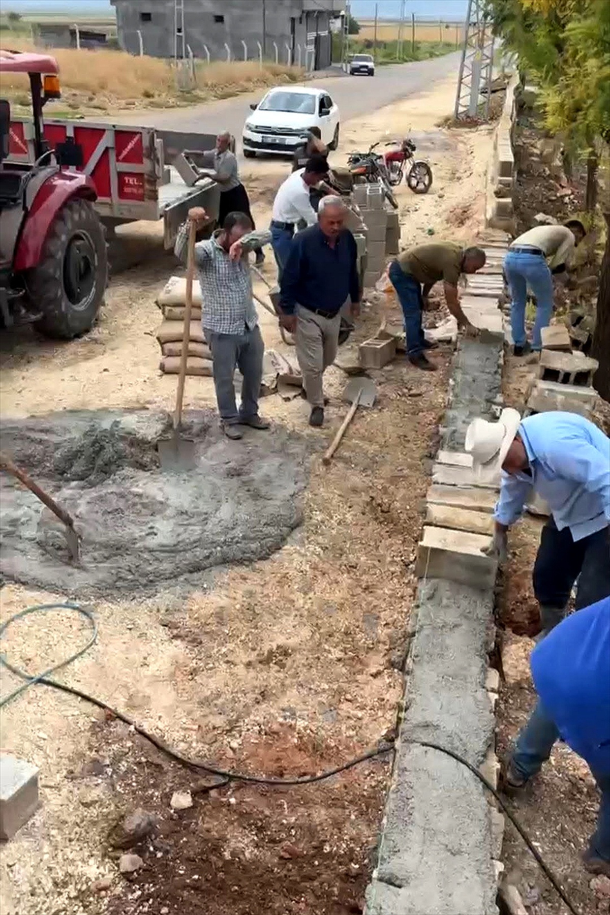 Gaziantep Araban'da Köklüce Mahallesi sakinleri mezarlığı imeceyle onardı