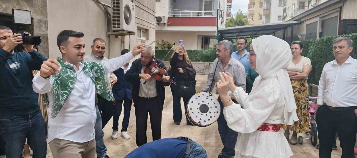 Mersin Silifke'de damat, vinç sepetiyle 4. kattaki gelin evine balkondan girdi