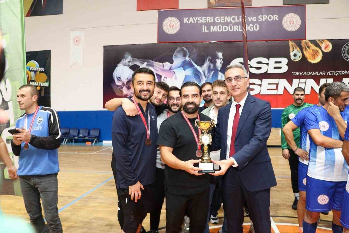 Kayseri'de Kamu Spor Oyunları İl Birinciliği voleybol ve futsalda ödüllerle sona erdi