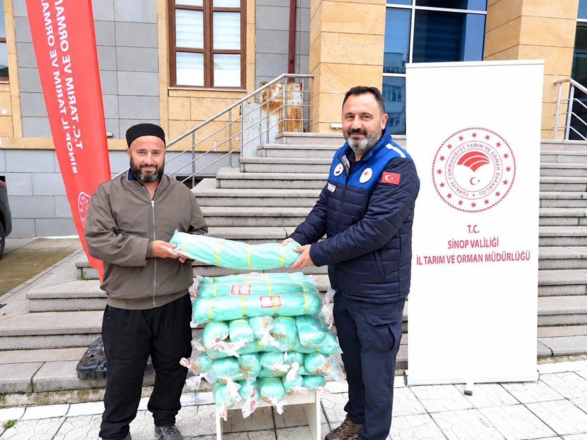 Sinop Durağan'da balıkçılara Tarım İl Müdürlüğü'nden ağ ve donam malzemesi verildi