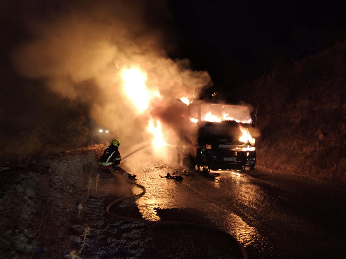 Balıkesir Havran'da alev alan kamyon itfaiye ve OGM ekiplerince söndürüldü