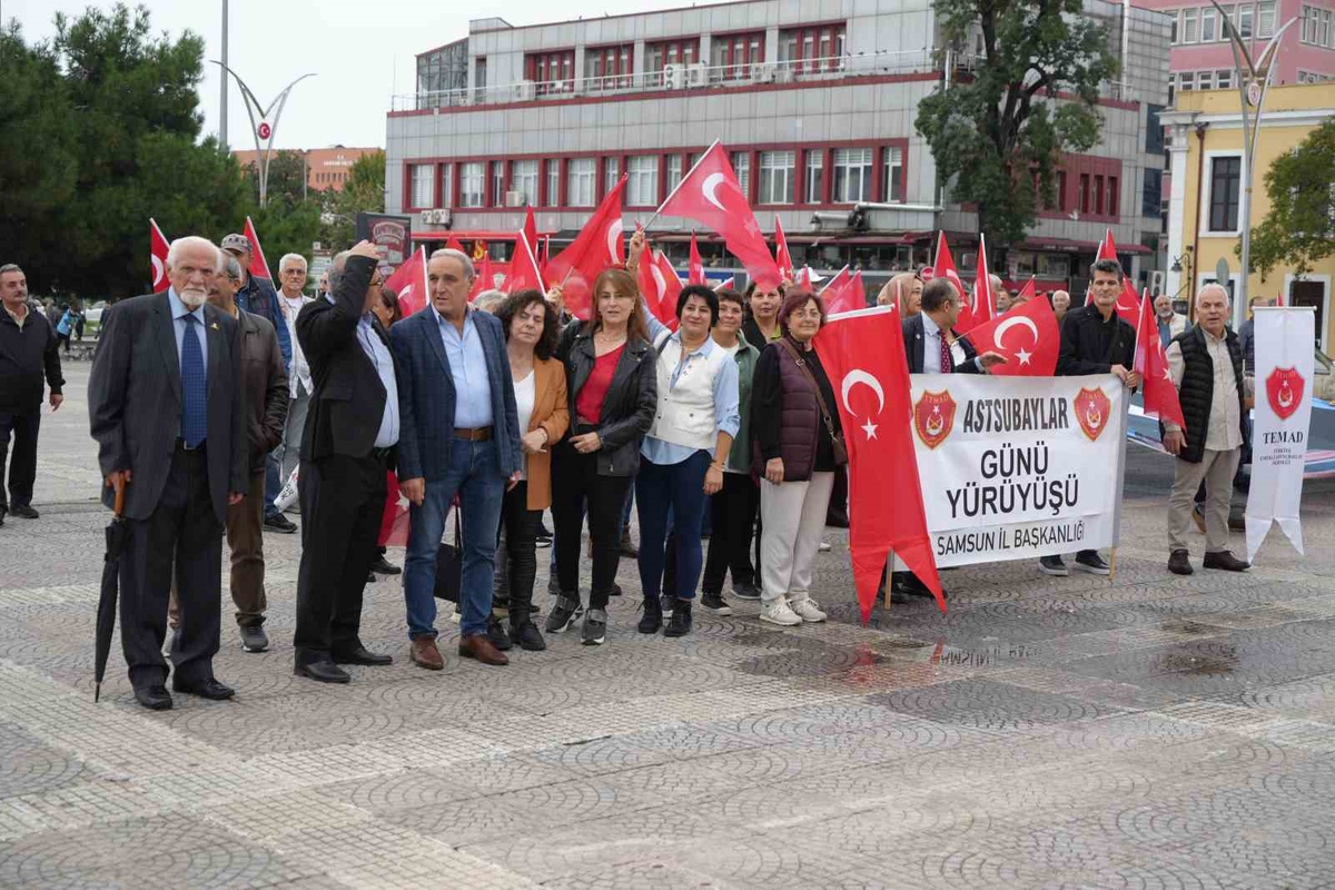 Samsun'da emekli astsubaylar 100 TL'lik ödemeye karşı hakları için yürüdü