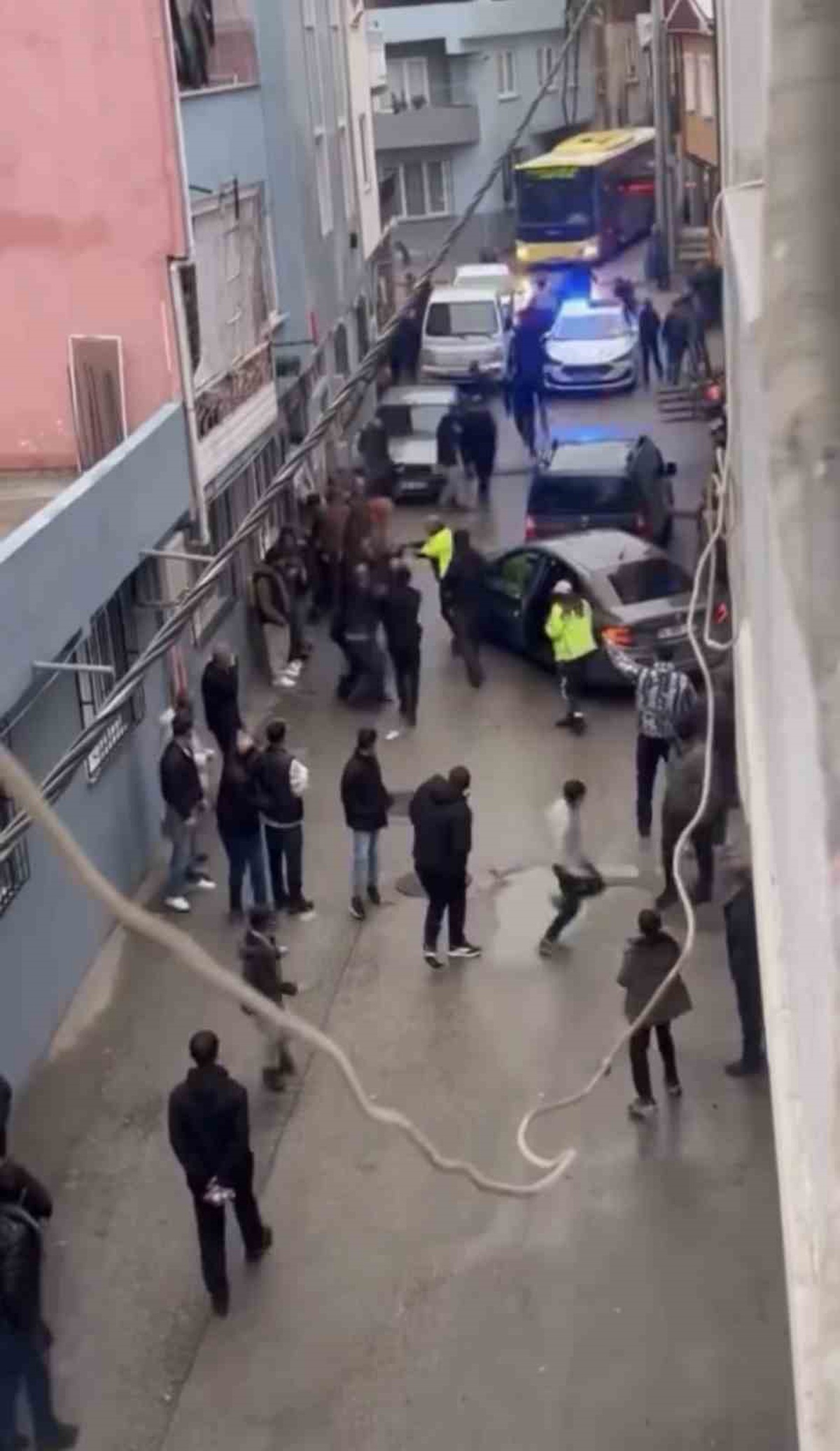 Bursa Yıldırım'da polisin durdurduğu araçtaki 2 şüpheliyi mahalleli kaçırdı