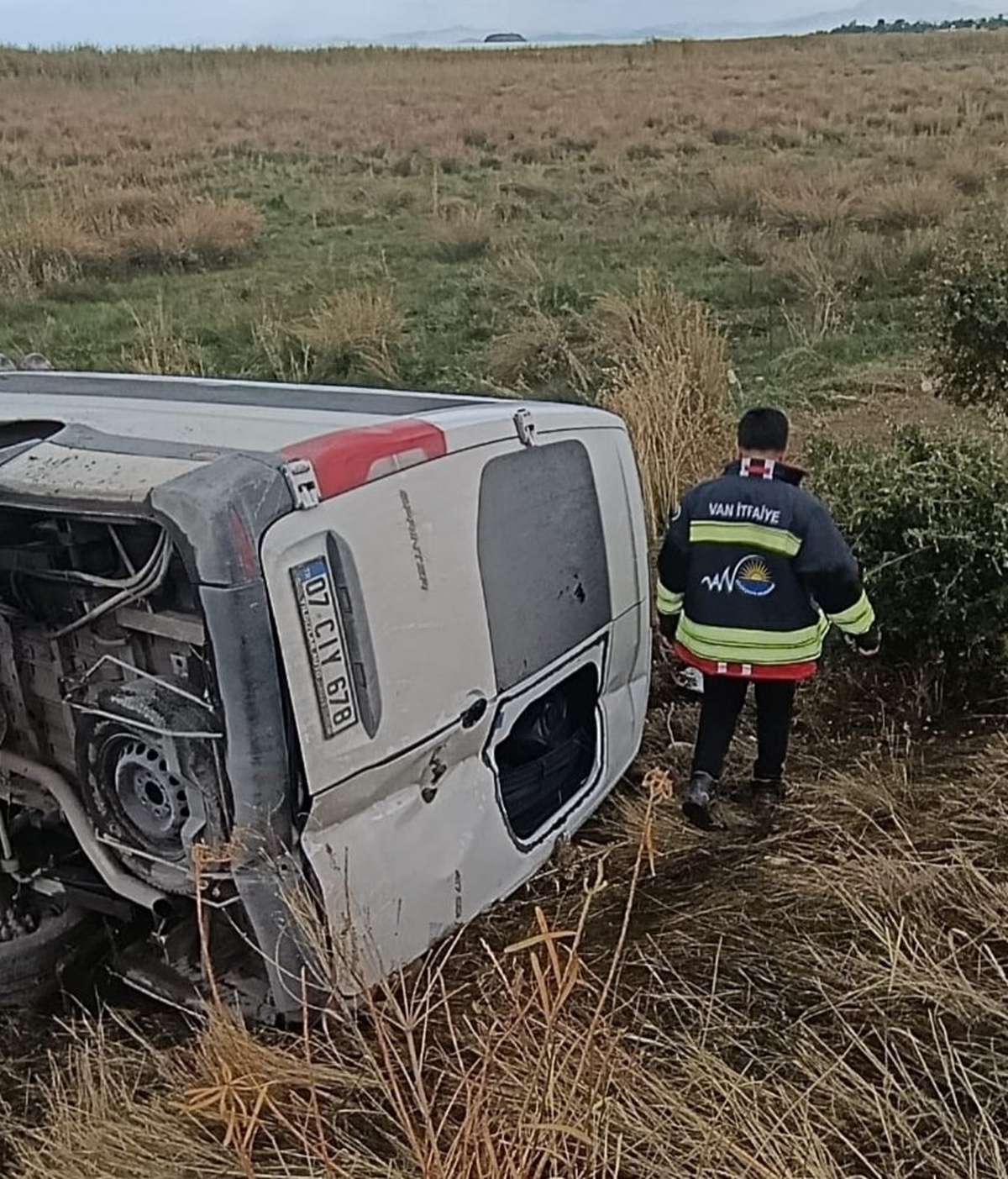 Van Gevaş'ta Van-Bitlis karayolunda devrilen minibüste 6 kişi hafif yaralandı