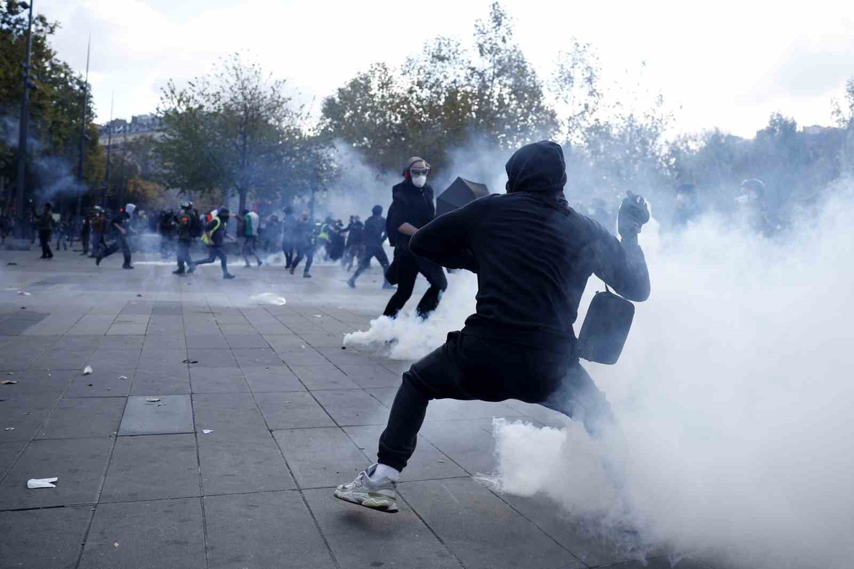 Paris'te protestolar şiddete dönüştü, ülke genelinde 166 kişi gözaltına alındı