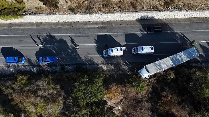 Edirne'de kamyonet, karşı şeride geçen TIR'a çarpıp devrildi; 4 yaralı