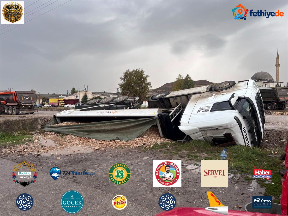 Çorum İskilip'te hafriyat tırı su kanalına devrildi, sürücü yaralandı