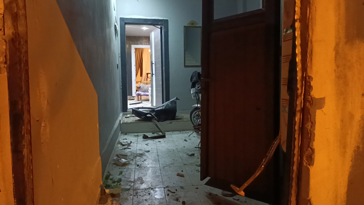 Adana Yüreğir'de eve EYP atıldı, 2'si çocuk 5 kişi panikle dışarı çıktı