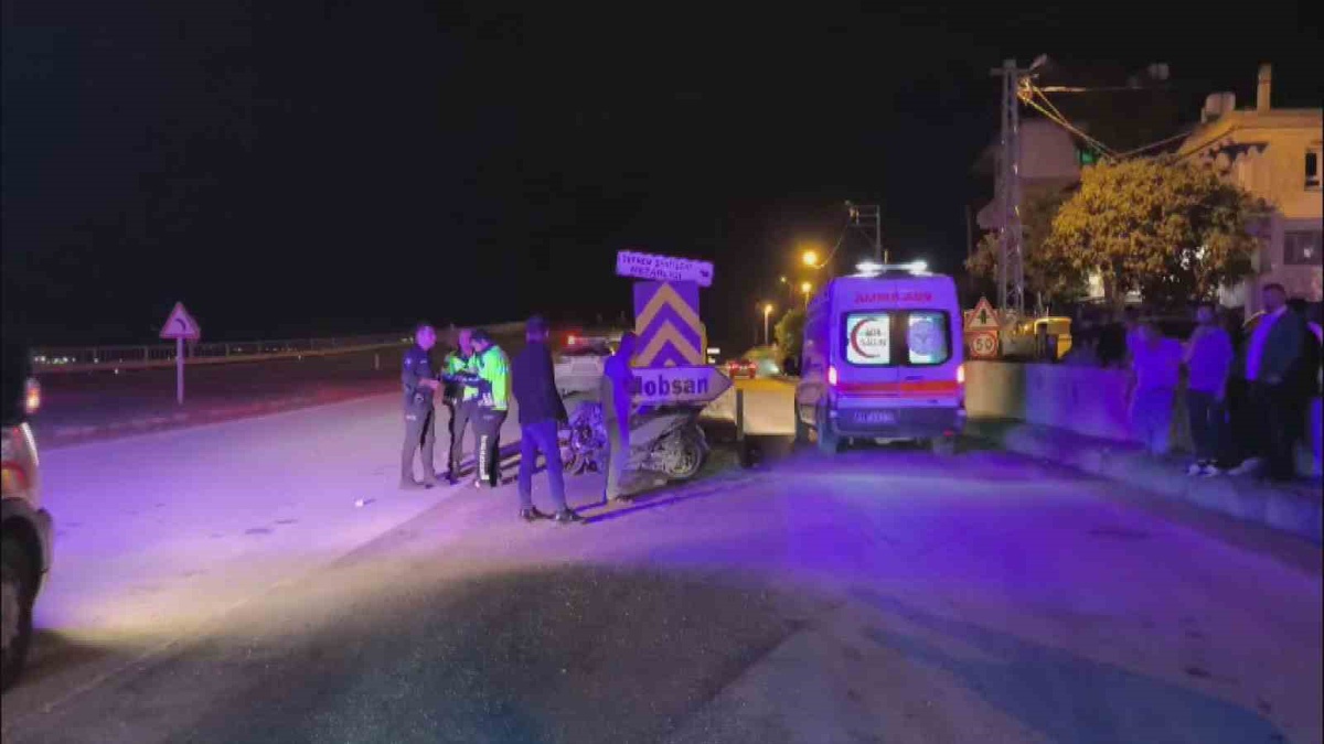Hatay Antakya'da bariyere çarpan motosikletteki 2 kişi yaralandı