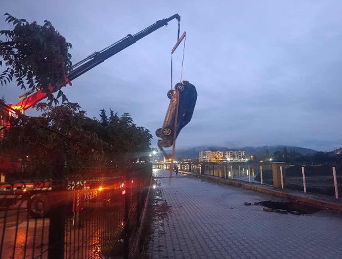 Çorum Osmancık'ta Kızılırmak sahil yolunda otomobil çukura düştü, sürücü yara almadı