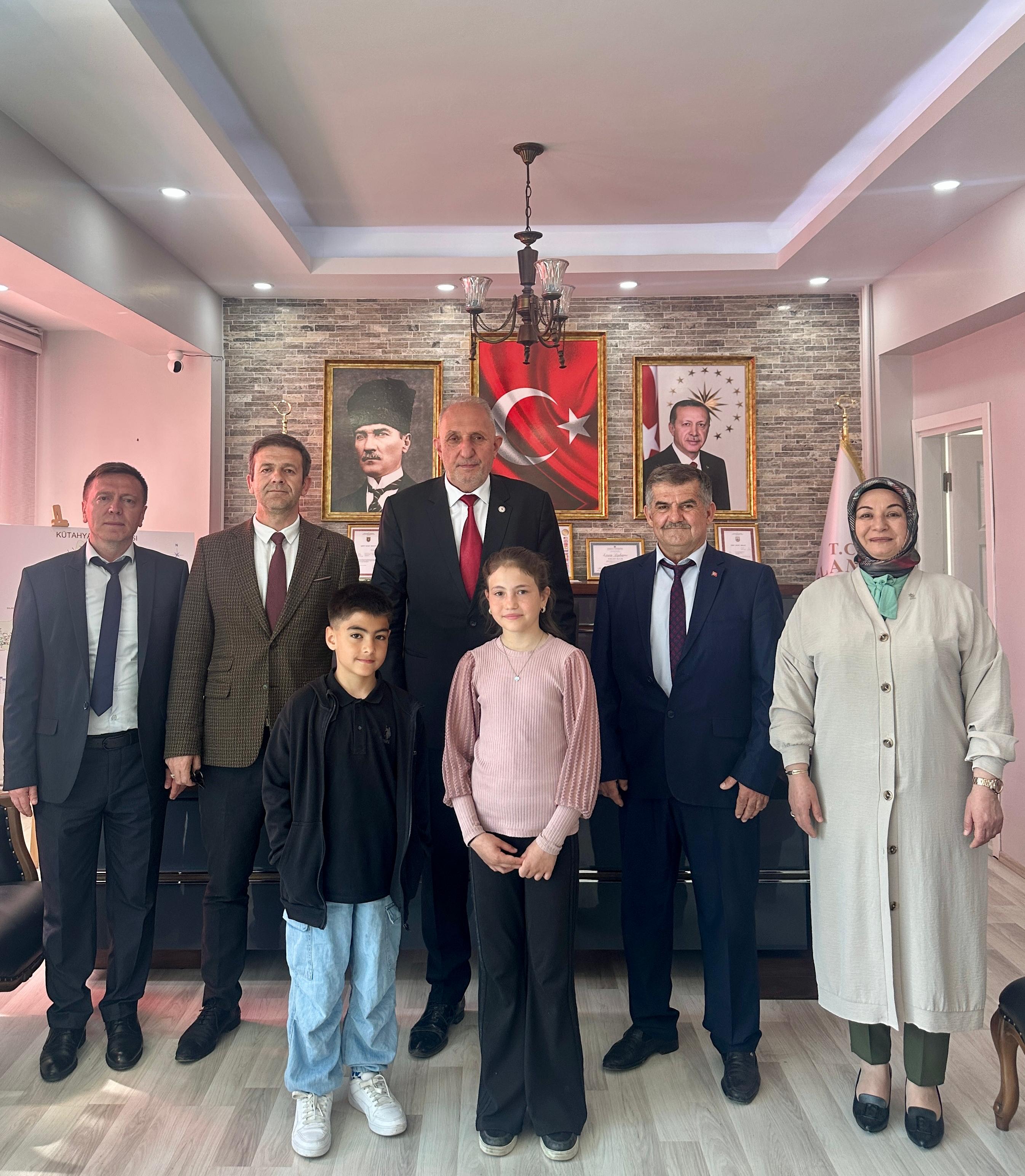 [BELEDIYE · Kütahya · Aslanapa] Başkan kuli̇k koltuğunu minik ceylin zehra ve kemal’e devretti