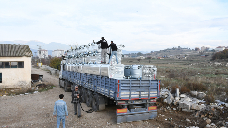 [BELEDIYE · Kütahya · Emet] Çevre, Şehircilik ve İklim Değişikliği Bakanlığından Emet Belediyesi’ne Hibe Çöp Konteynerleri