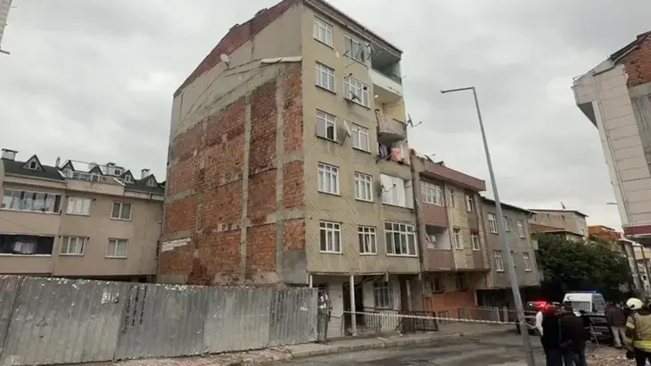 Küçükçekmece'de korku dolu anlar: Çatlaklar oluşan ve sesler gelen 7 katlı bina tahliye edildi