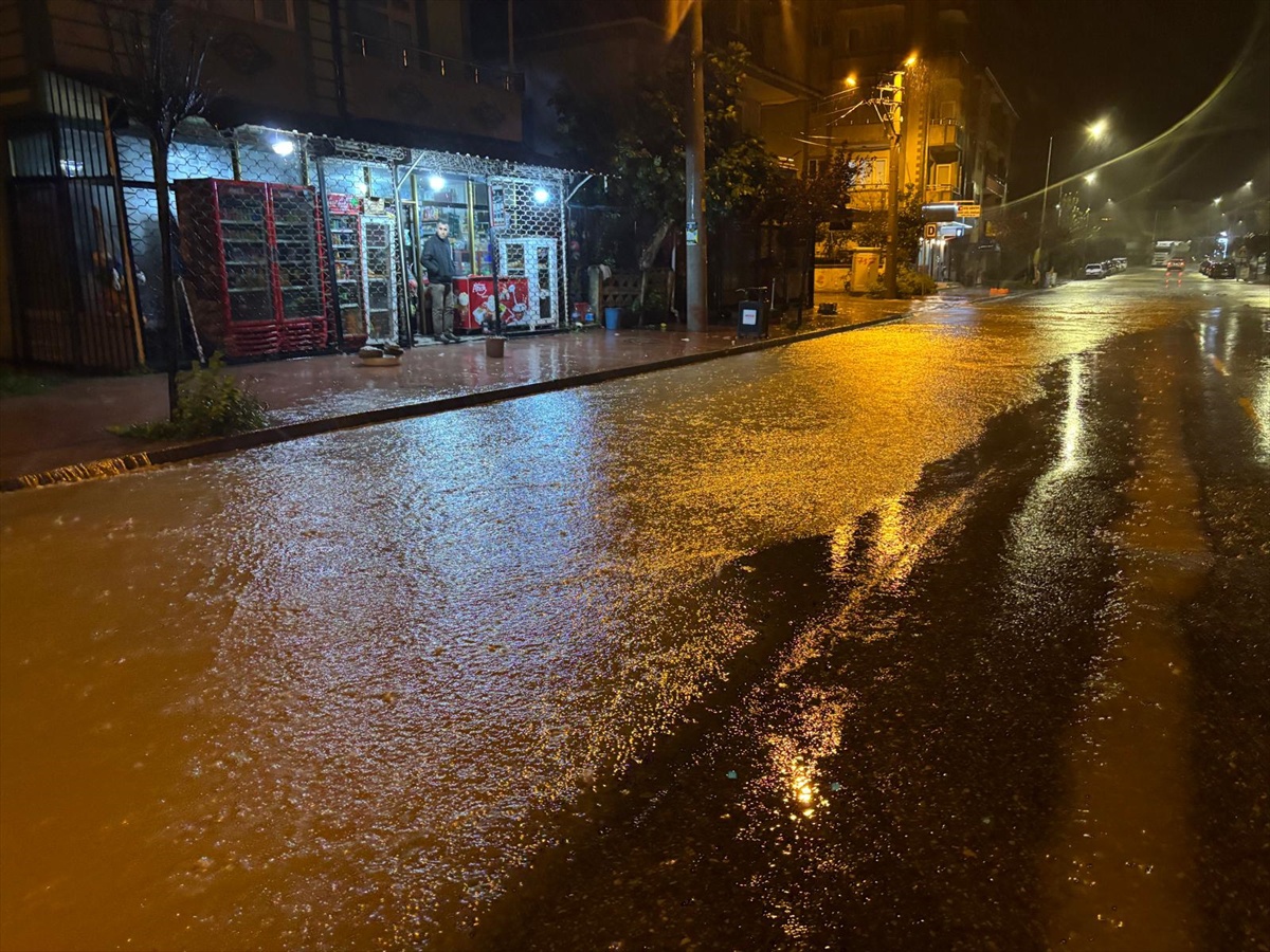 Sakarya'da sağanak Kaynarca'da iş yerlerini su bastı, Karasu'da sele dönüştü