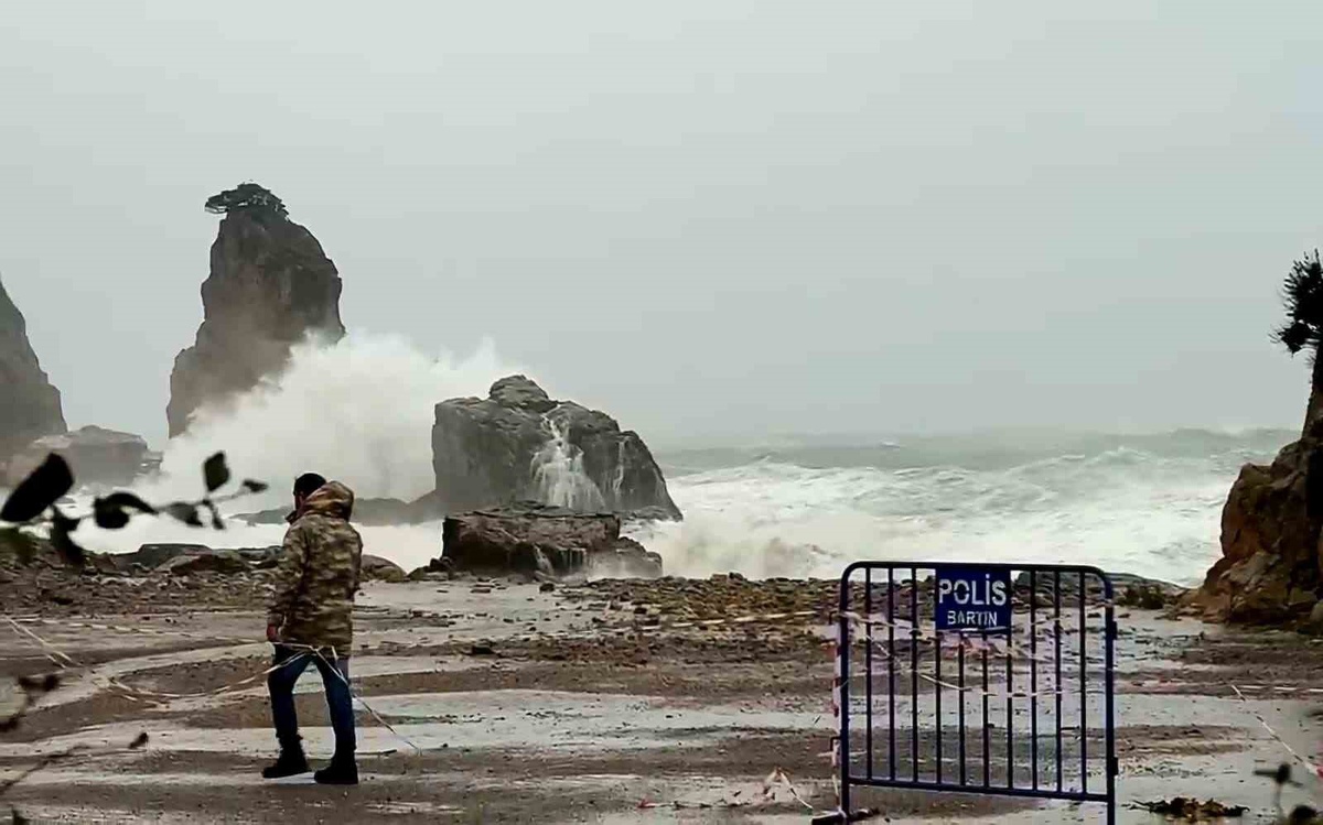 Amasra'da fırtınada dalga boyu 10 metreyi aşınca Küçük Liman otoparkı suyla doldu