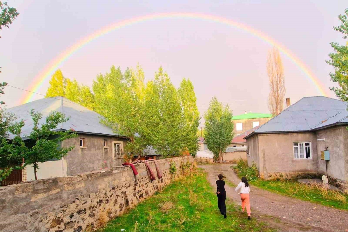 Ağrı Patnos'ta yağmur sonrası gökkuşağı vatandaşların ilgisini çekti
